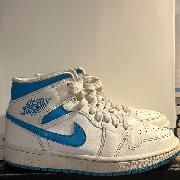 Jordan 1 Mid UNC (Women's) - Picture 1 of 4